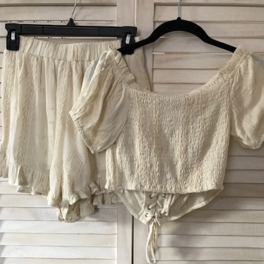 Illa Illa 2 piece white short set - Picture 2 of 5